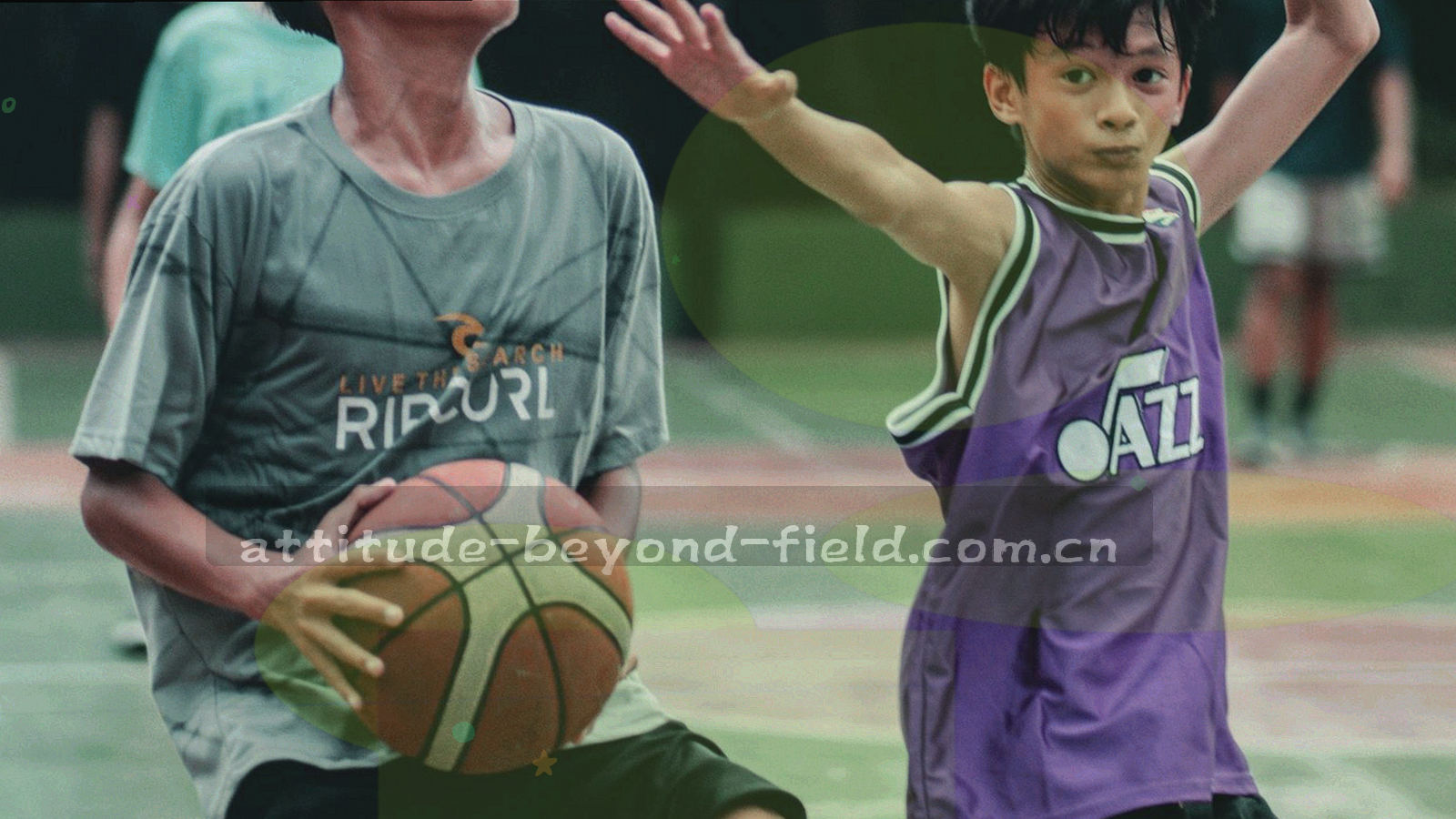 夜晚球场边线视角的低机位画面，看台灯光沿斜线延伸，右侧留出信息面板的空白区